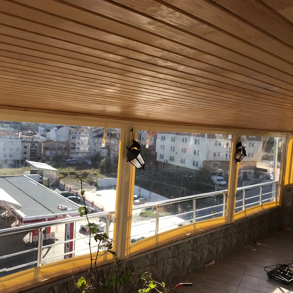 Ekşioğlu Mah. çevresi için Bayraktar Tente'nin İstanbul'da uyguladığı giyotin cam sistemi örneği