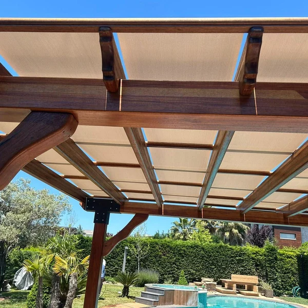 Poligon Mah. çevresi için Bayraktar Tente'nin İstanbul'da uyguladığı pergola tente örneği